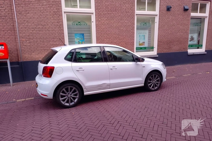 Brommer en auto botsen op elkaar