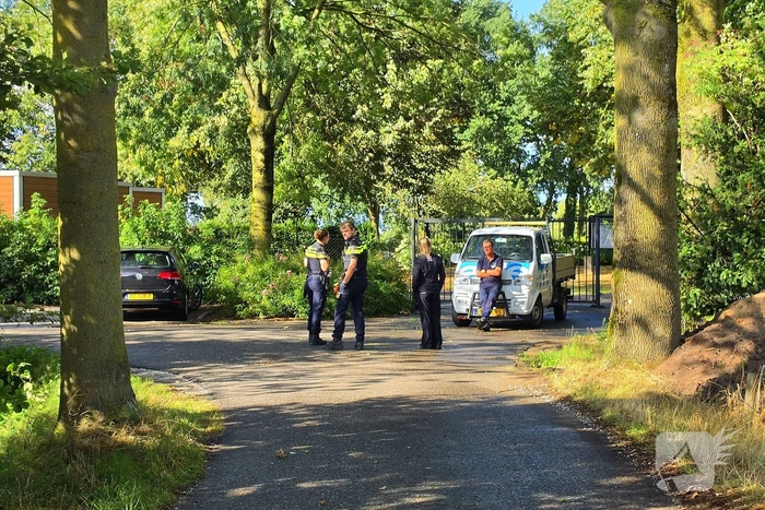 Brandweer onderzoekt stank bij begraafplaats