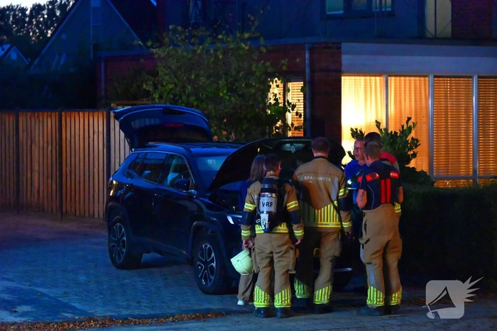 Brandweer inspecteert voertuig na melding