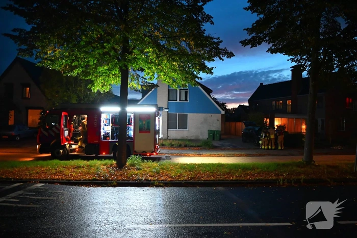 Brandweer inspecteert voertuig na melding