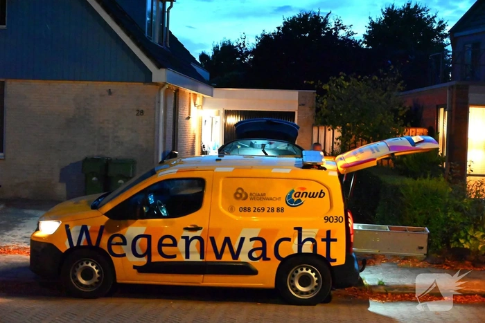 Brandweer inspecteert voertuig na melding