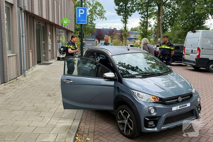 Brommobiel botst tegen lantaarnpaal tijdens parkeren