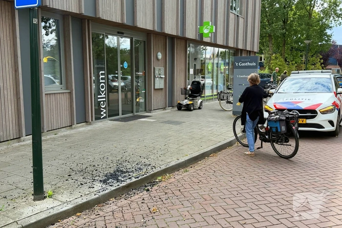 Brommobiel botst tegen lantaarnpaal tijdens parkeren