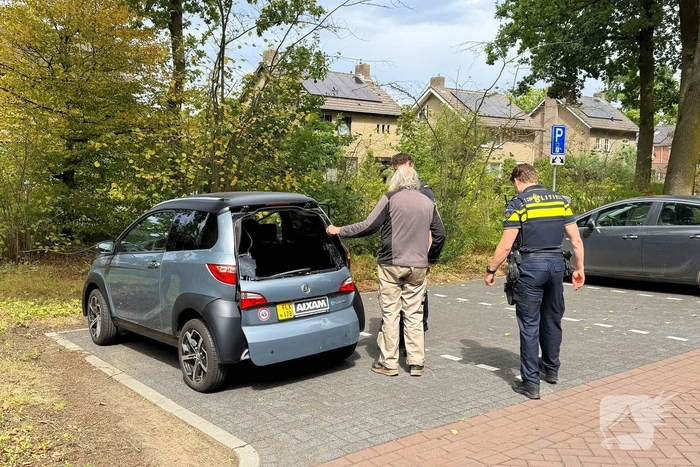 Brommobiel botst tegen lantaarnpaal tijdens parkeren