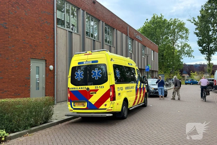 Brommobiel botst tegen lantaarnpaal tijdens parkeren