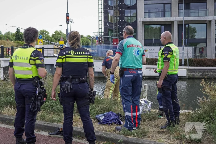 Man te water tijdens vissen en raakt zwaargewond