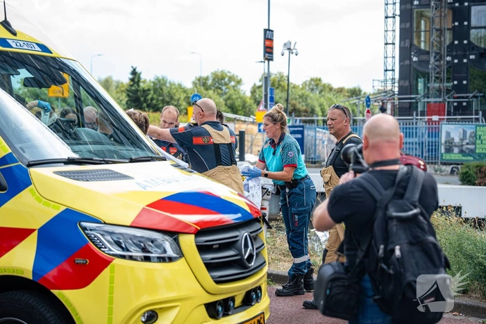 Man te water tijdens vissen en raakt zwaargewond