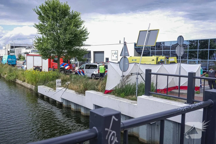 Man te water tijdens vissen en raakt zwaargewond