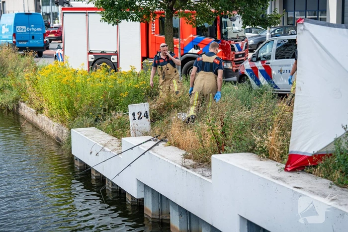 Man te water tijdens vissen en raakt zwaargewond
