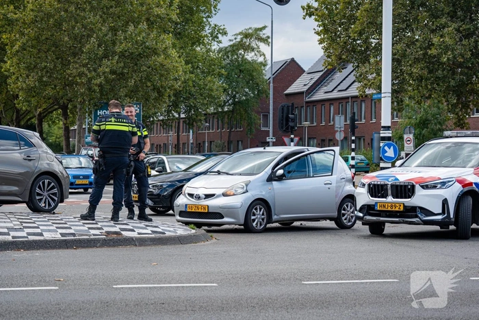 Auto's botsen op kruising