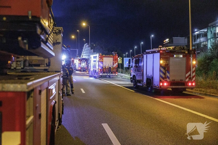 Brand aan geluidswal door daklozenkampje