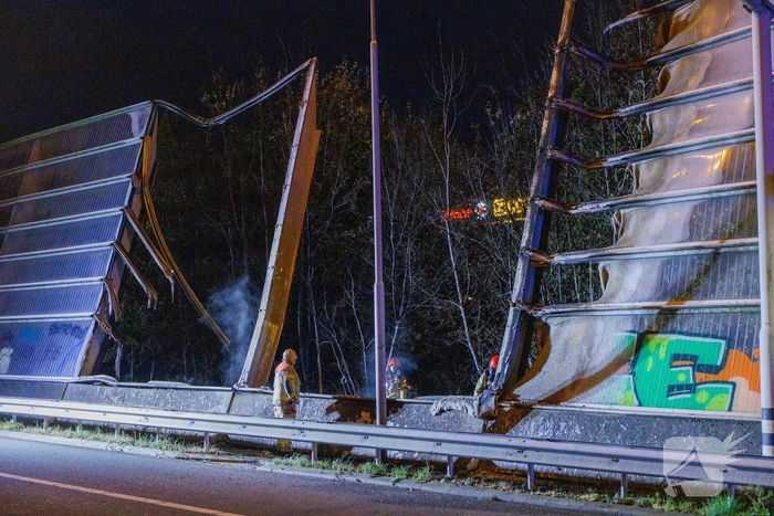 Brand aan geluidswal door daklozenkampje