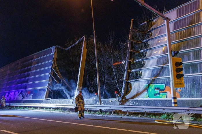 Brand aan geluidswal door daklozenkampje