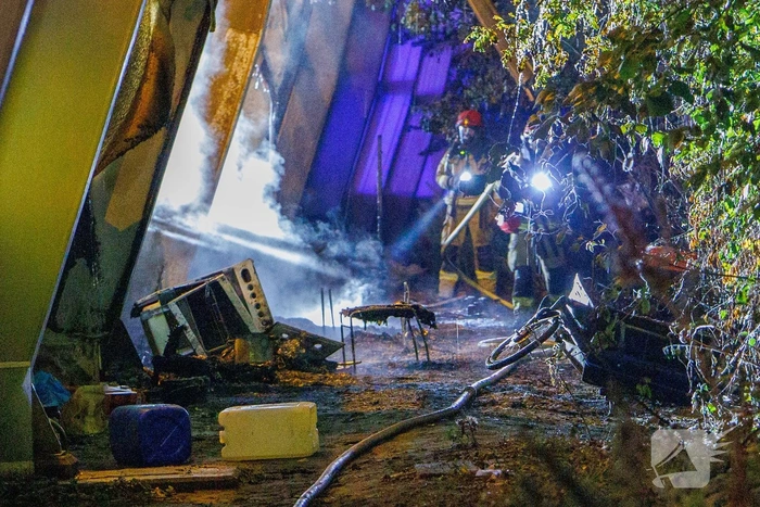 Brand aan geluidswal door daklozenkampje