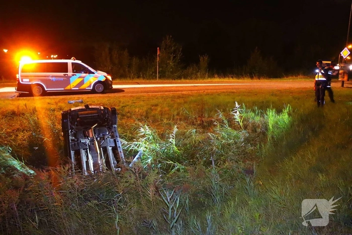 Auto slaat over de kop na ongeval