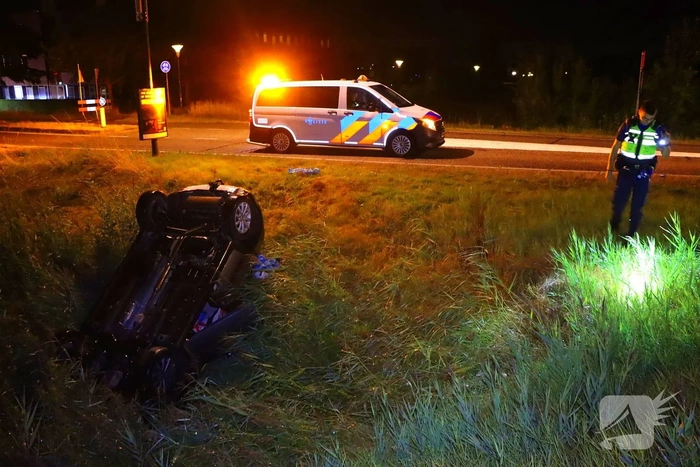 Auto slaat over de kop na ongeval