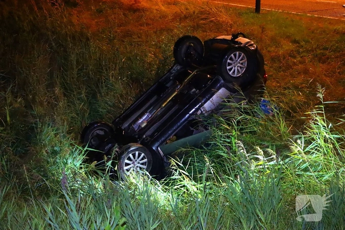 Auto slaat over de kop na ongeval