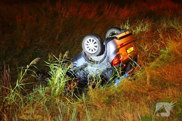Auto slaat over de kop na ongeval