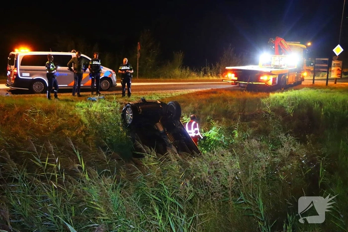Auto slaat over de kop na ongeval