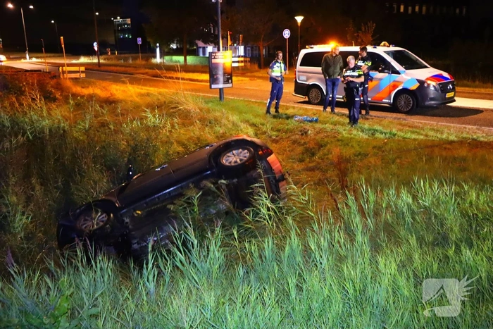 Auto slaat over de kop na ongeval