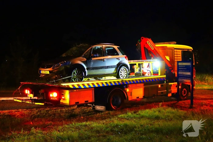 Auto slaat over de kop na ongeval