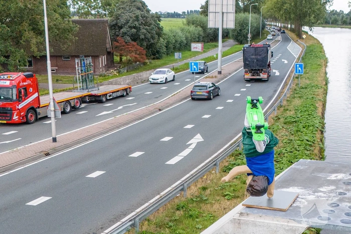 Kunstwerk op steunpilaar zorgt voor hilariteit
