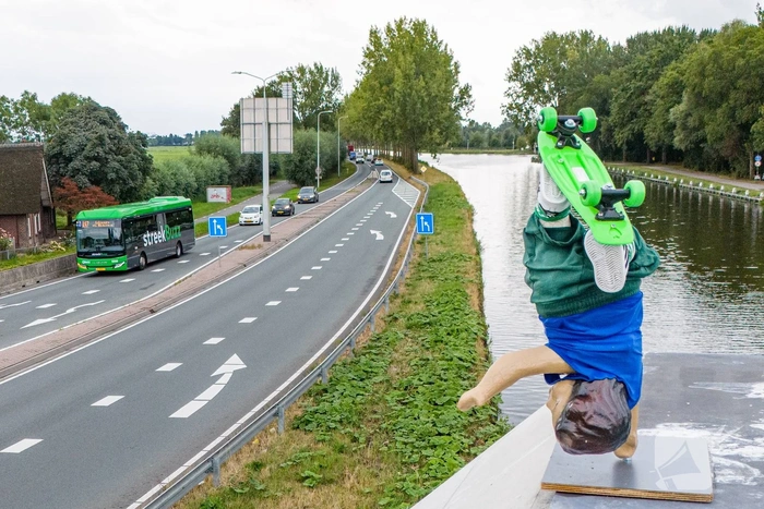 Kunstwerk op steunpilaar zorgt voor hilariteit