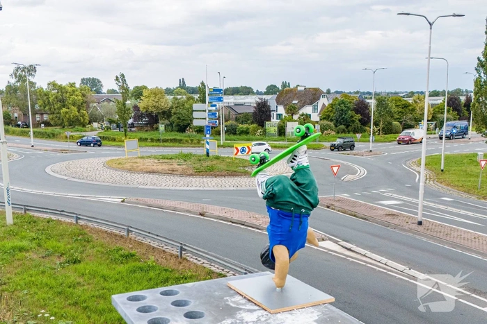 Kunstwerk op steunpilaar zorgt voor hilariteit