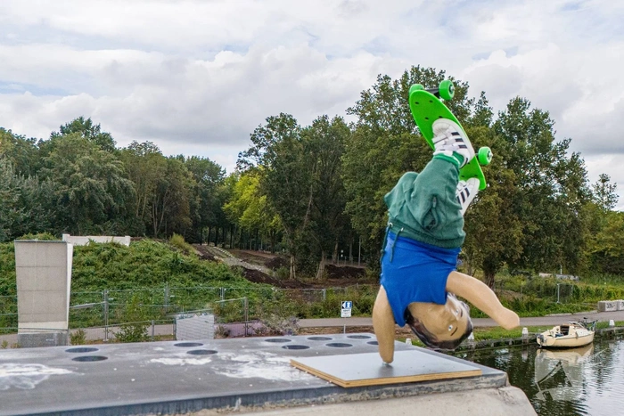 Kunstwerk op steunpilaar zorgt voor hilariteit