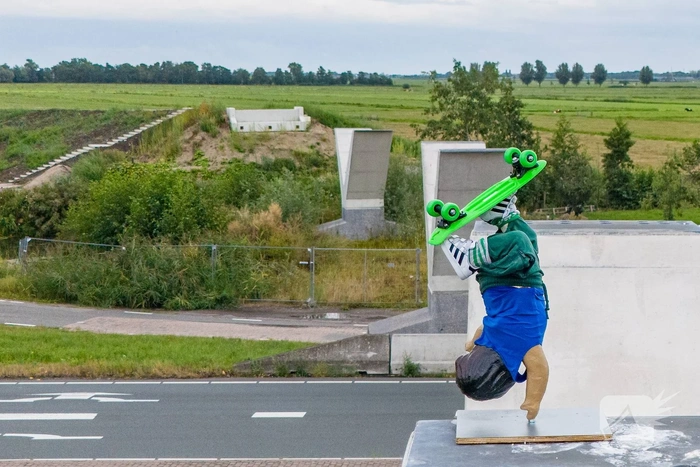 Kunstwerk op steunpilaar zorgt voor hilariteit