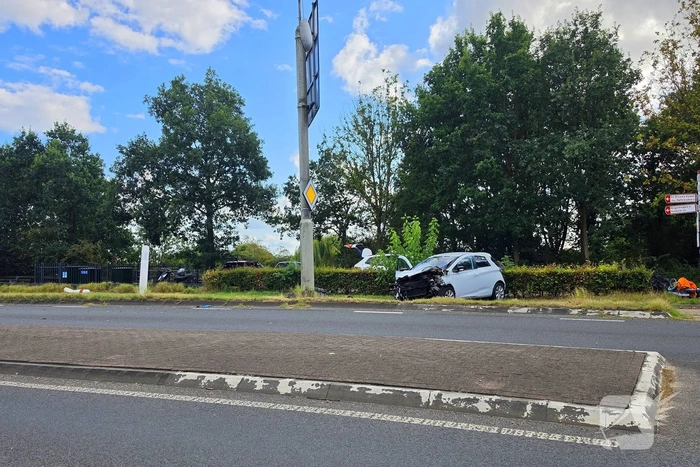 Bestuurder rijdt van de berg en komt tot stilstand tegen paal