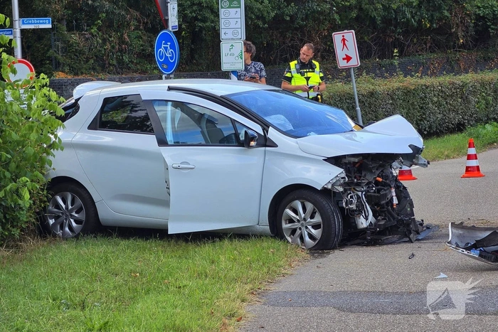 Bestuurder rijdt van de berg en komt tot stilstand tegen paal
