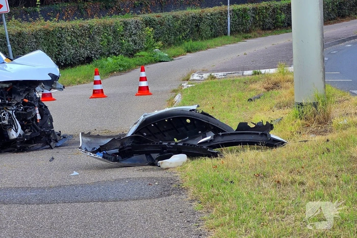 Bestuurder rijdt van de berg en komt tot stilstand tegen paal
