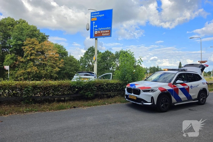 Bestuurder rijdt van de berg en komt tot stilstand tegen paal