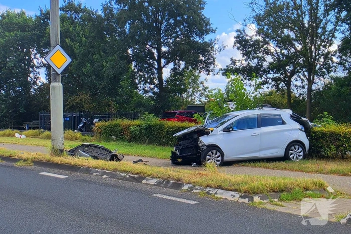 Bestuurder rijdt van de berg en komt tot stilstand tegen paal