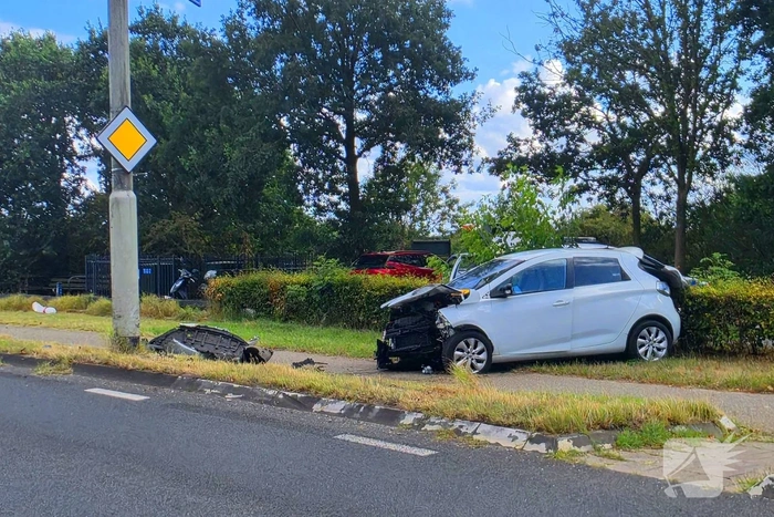 Bestuurder rijdt van de berg en komt tot stilstand tegen paal