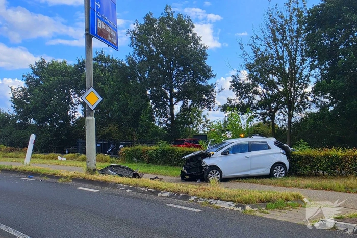 Bestuurder rijdt van de berg en komt tot stilstand tegen paal