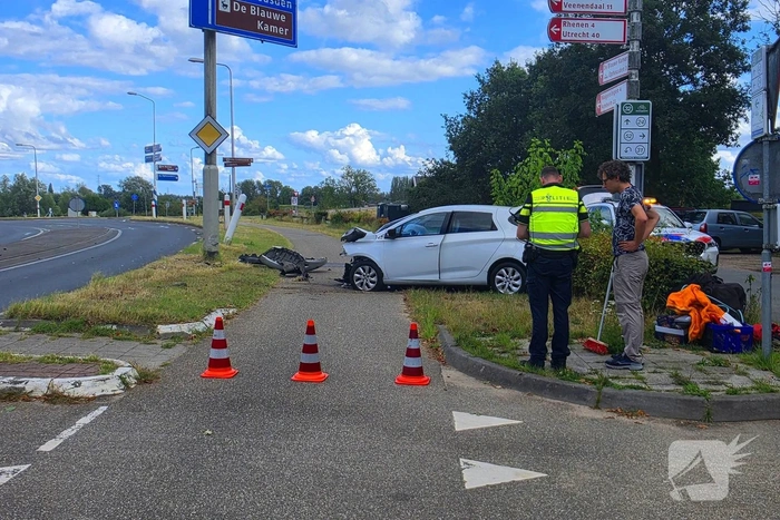 Bestuurder rijdt van de berg en komt tot stilstand tegen paal