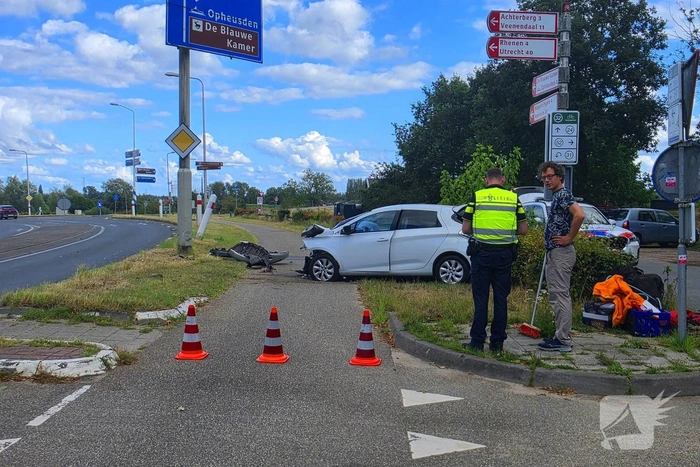 Bestuurder rijdt van de berg en komt tot stilstand tegen paal