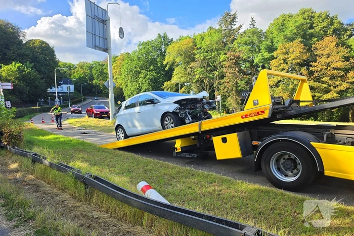 Bestuurder rijdt van de berg en komt tot stilstand tegen paal