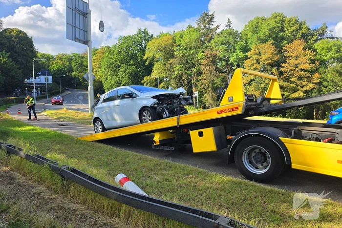 Bestuurder rijdt van de berg en komt tot stilstand tegen paal