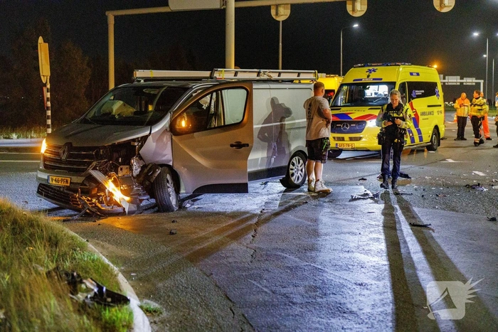 Aanrijding tussen personenauto en bestelbus