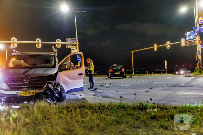 Aanrijding tussen personenauto en bestelbus