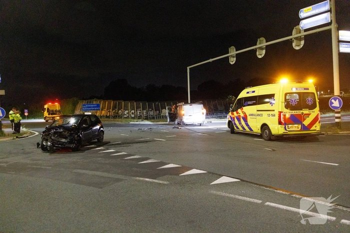 Aanrijding tussen personenauto en bestelbus