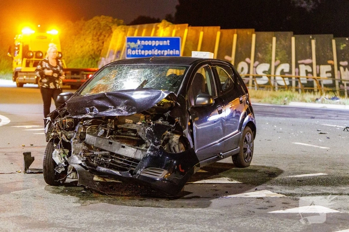 Aanrijding tussen personenauto en bestelbus
