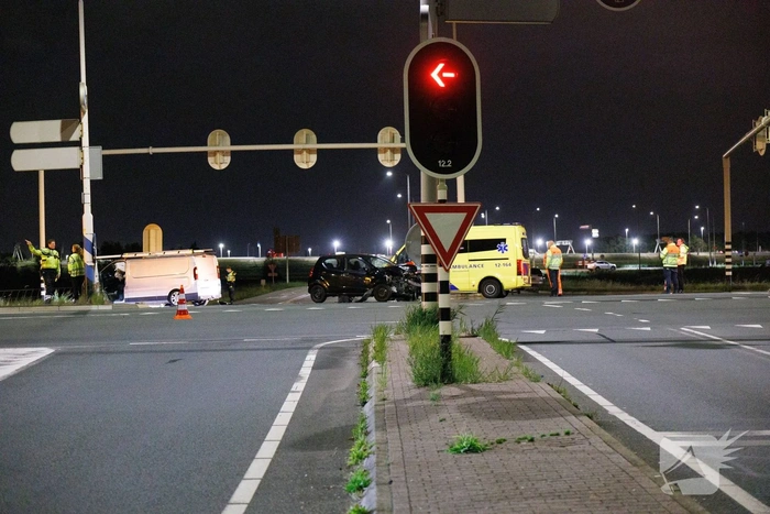 Aanrijding tussen personenauto en bestelbus