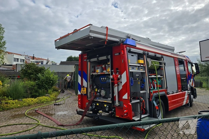 Brandweer blust brand bij opslag
