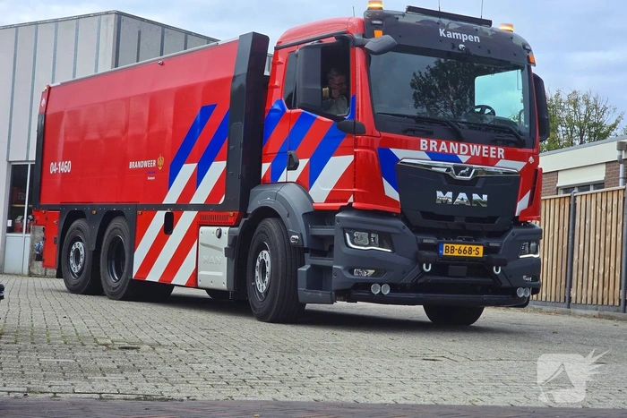 Brandweer blust brand bij opslag