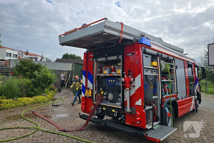 Brandweer blust brand bij opslag