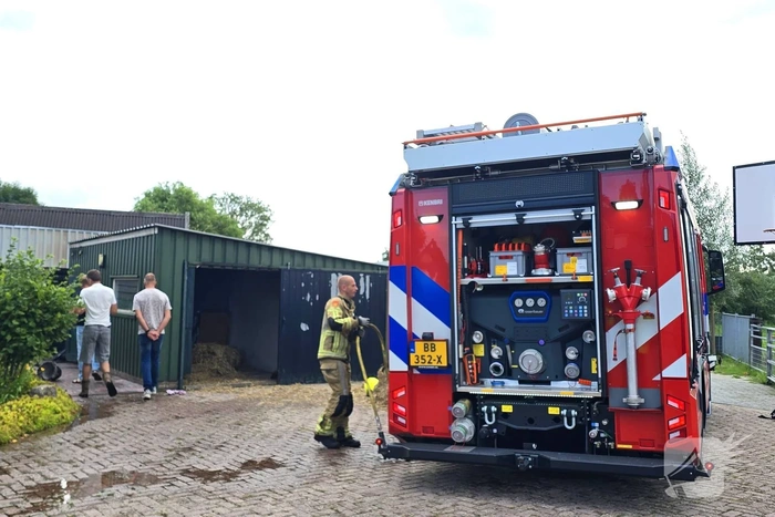 Brandweer blust brand bij opslag